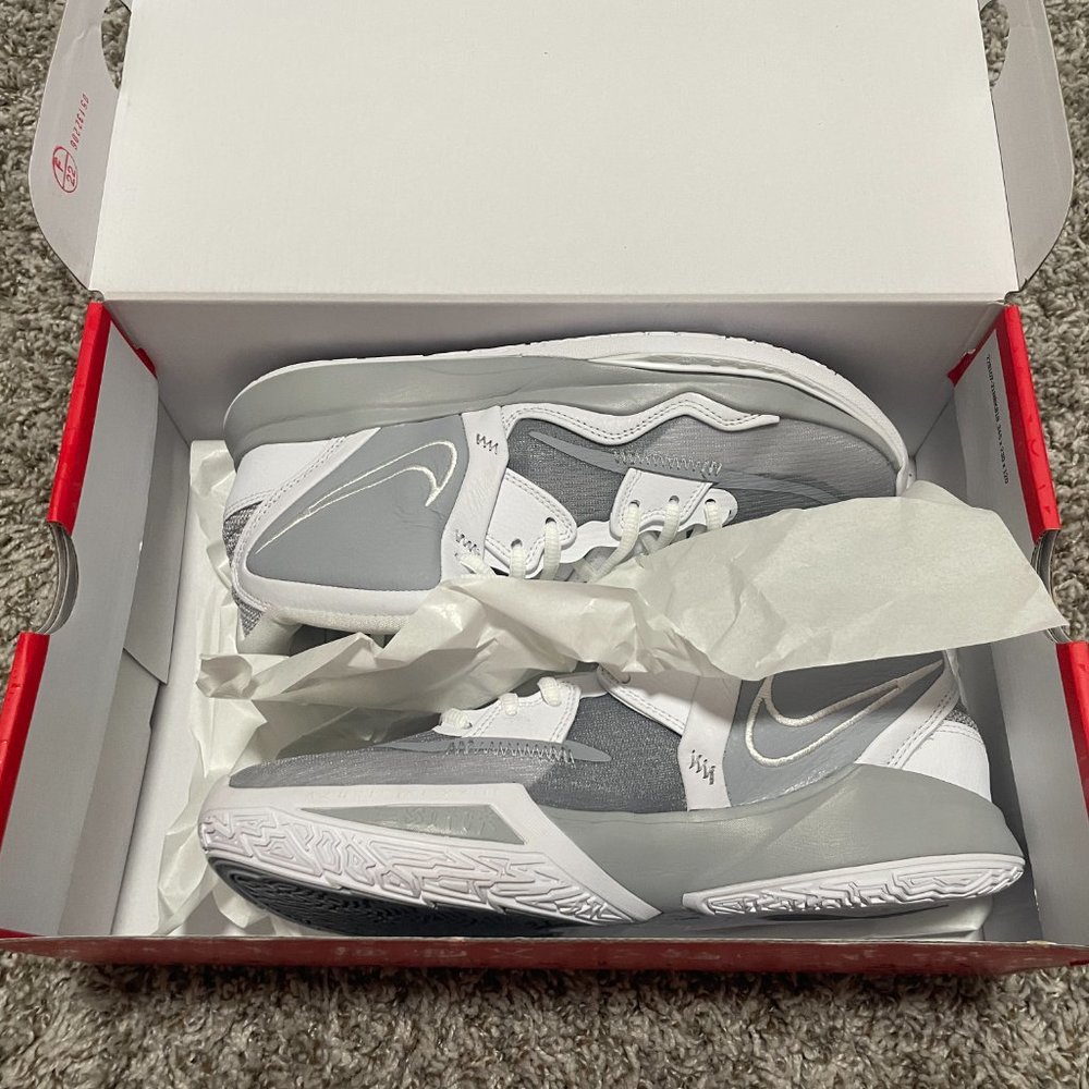 Kyrie Infinity TB | Bastketball Shoes | Size 9.5 | Never Worn